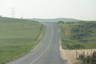 蜿蜒公路穿行于绿野之间