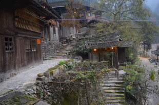 古朴山村的宁静小巷