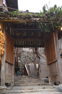 古朴山村木屋入口景象