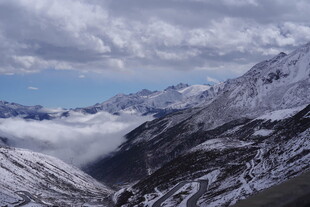 雪山云海壮丽自然景观