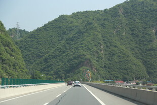 山间高速公路风景