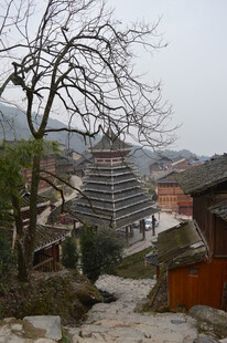 山间古村落中的多层建筑