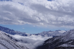雪山云海壮丽自然景观