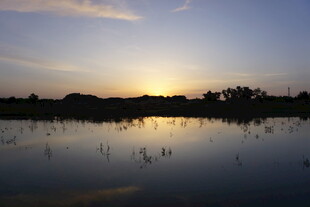 夕阳下宁静的湖面美景