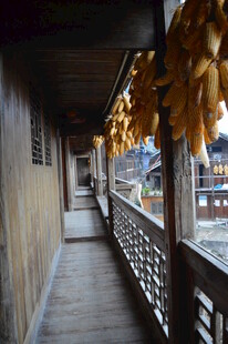 古廊檐下挂着串串玉米