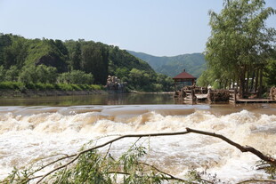 湍急河流旁的秀丽山水景色