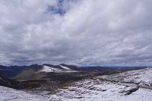 雪山云海壮丽风光