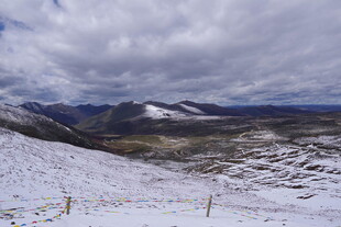 雪山云海壮丽自然景观