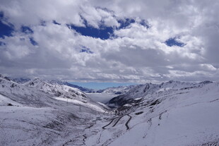 雪山云海壮丽风光