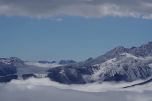 雪山云海壮丽景观