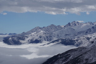 雪山云海壮丽景观