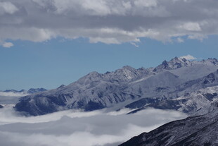 雪山云海壮丽景观