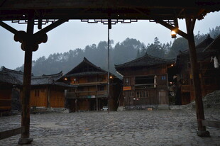 古雅村落 雨中木质建筑群