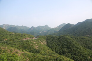 青山连绵的秀丽山间景色