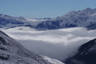 雪山云海壮丽自然景观
