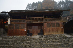 古朴木质传统民居建筑