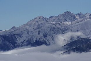 雪山云海壮丽景观