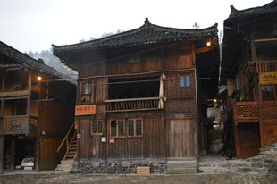 古朴木质传统民居建筑