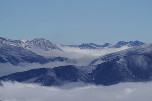 云海之上的壮丽雪山
