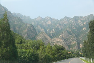 山间公路 绿意与山峦相伴