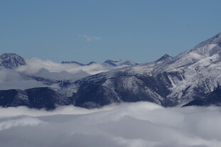 雪山云海壮丽景观