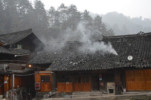 山村炊烟袅袅的古朴民居