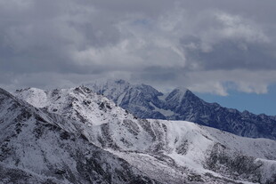 雪山风景 云雾缭绕之美