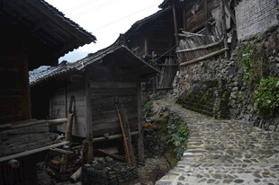 古朴山村石板小径与民居