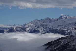 雪山云海壮丽风光