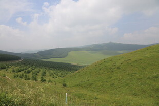 青山绿野间的自然美景