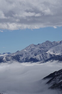 雪山云海壮丽景观