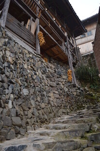 古朴石砌村落阶梯景观