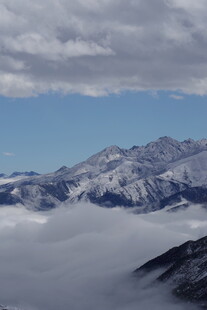 雪山云海壮丽景观