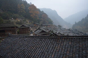 山村人家 古朴屋顶景致