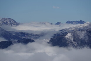 云海环绕的壮丽雪山