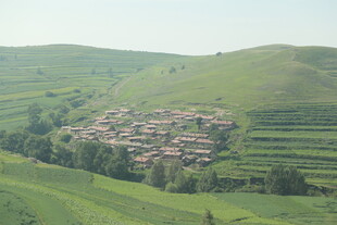 山间村落 绿意环绕的家园