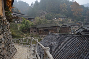 山间古朴村落景致