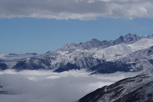 雪山云海壮丽自然景观