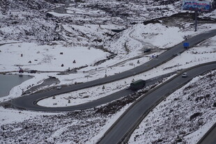 雪覆蜿蜒公路俯瞰美景