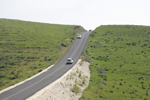 蜿蜒公路上行驶的汽车