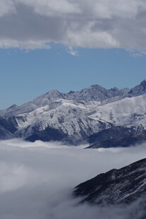 雪山云海壮丽景观