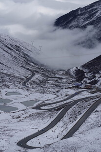雪山蜿蜒公路壮丽景观