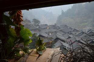 俯瞰山间古朴民居景观