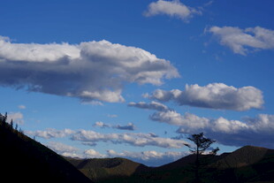 蓝天白云下的山峦风景
