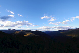 壮丽山景与蓝天相映