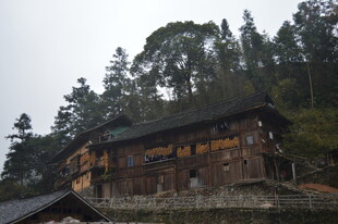 山间古朴木屋