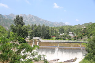 山间水坝景观
