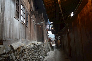 古朴小巷中的木质民居