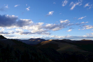 山间蓝天与飘动的云彩