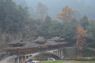 山间古桥 秋景如画